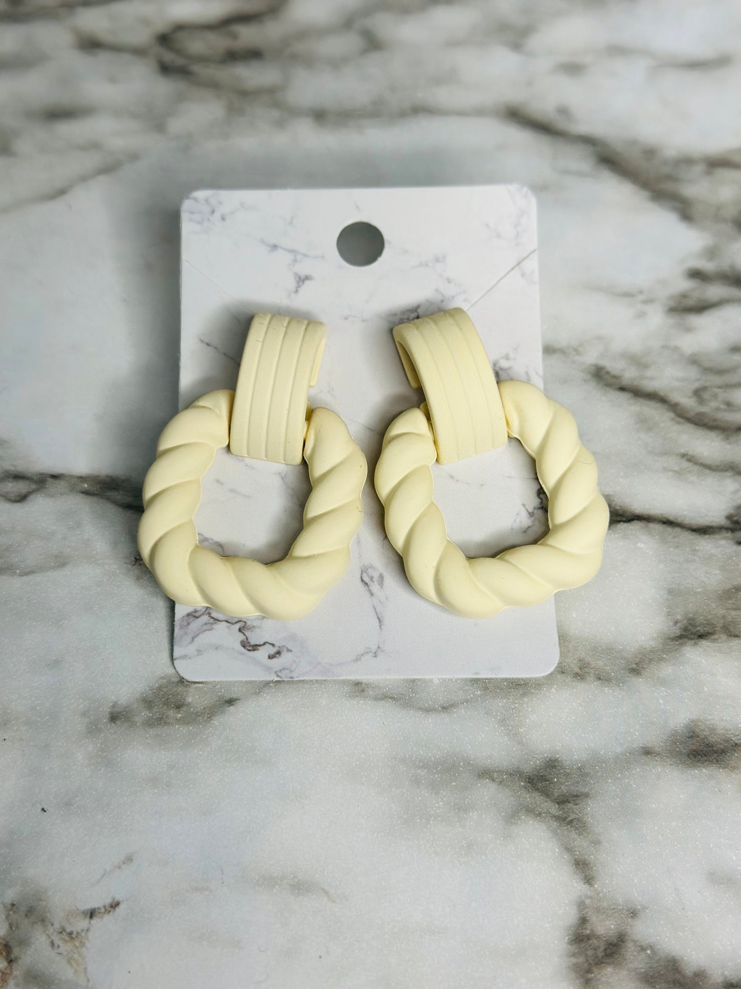 Twisted Hoops (Crème)